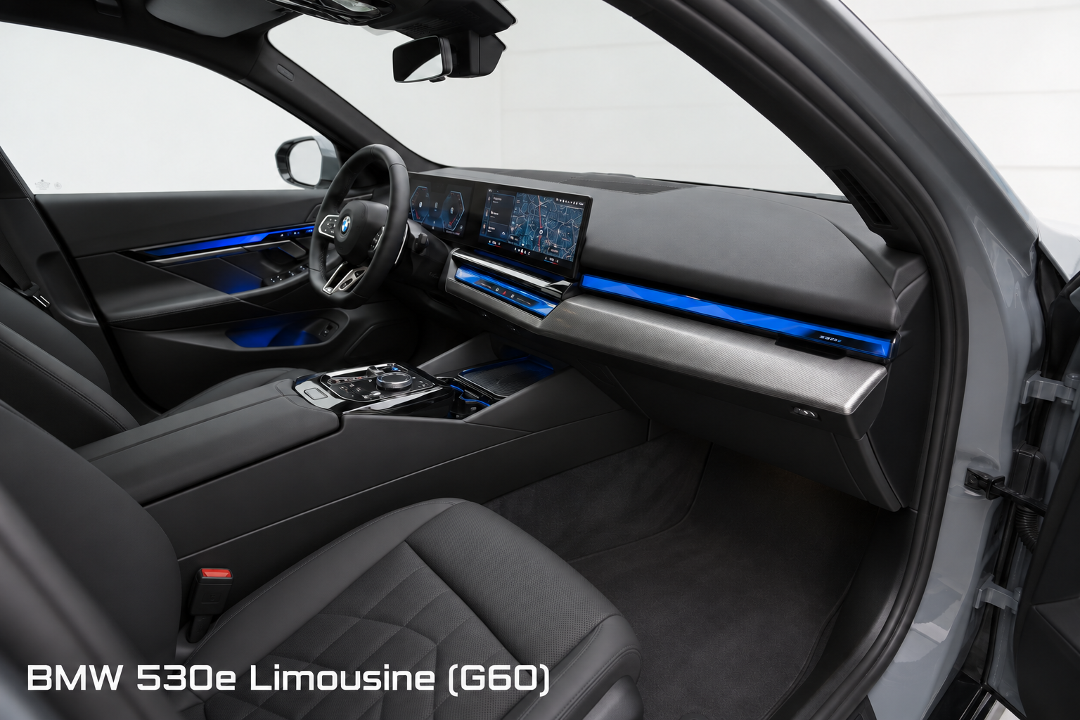 BMW 530e Limousine – Innenraum mit Linkslenker-Cockpit und Modellbezeichnung