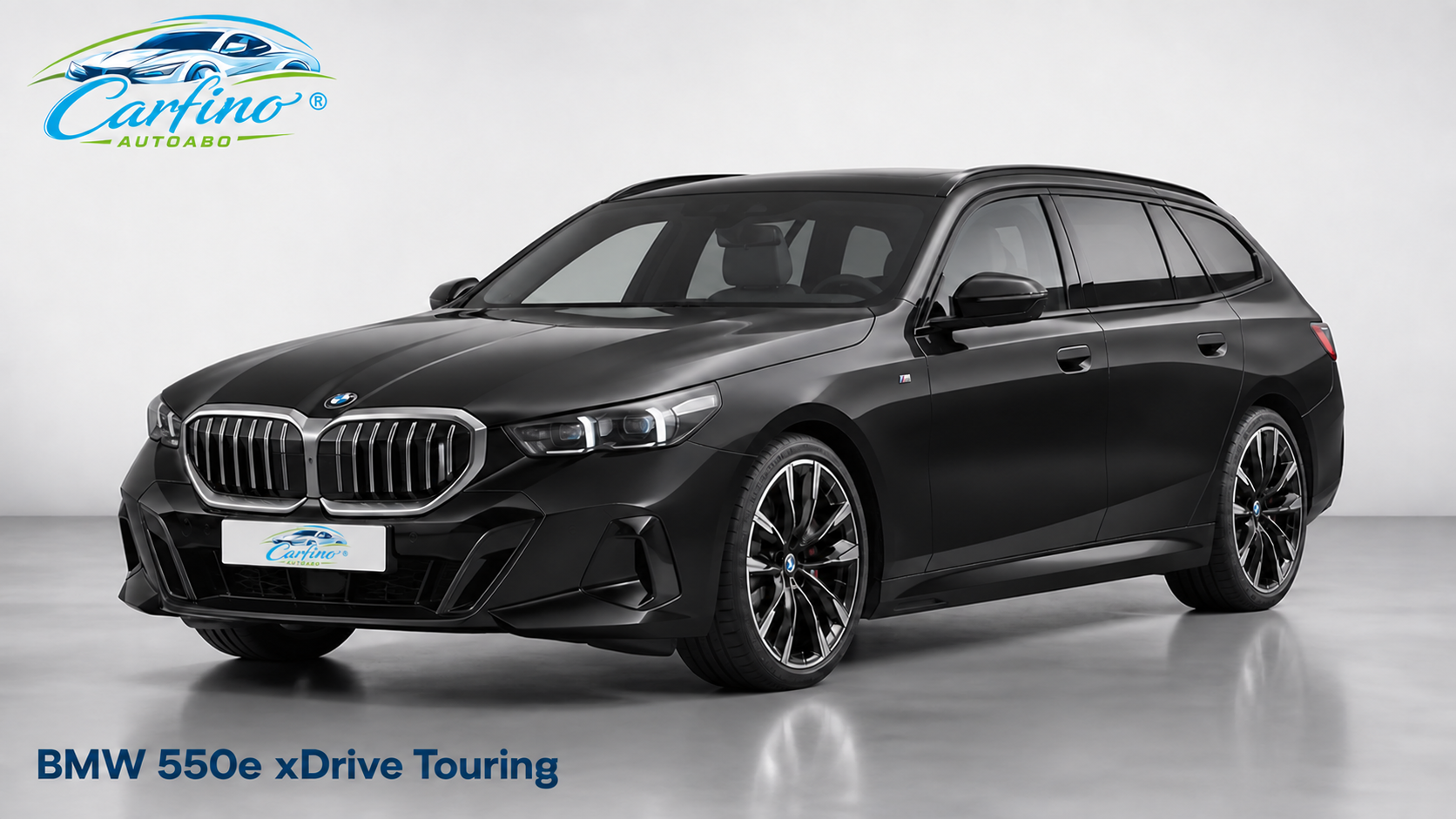 BMW 550e xDrive Touring in Saphirschwarz metallic – Frontansicht mit Carfino-Kennzeichen und Modellbezeichnung