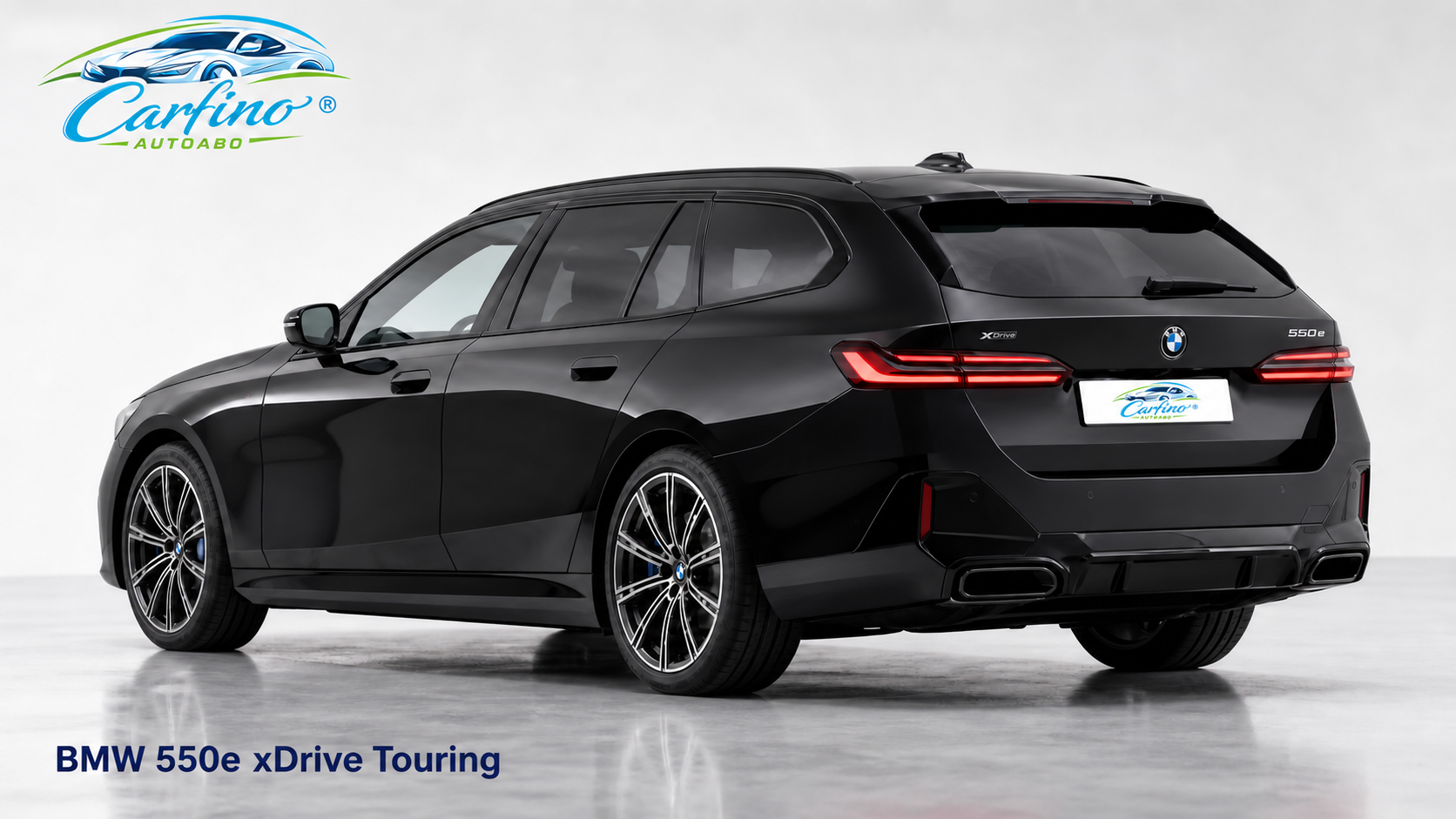 BMW 550e xDrive Touring in Saphirschwarz metallic – Heckansicht mit Carfino-Kennzeichen und Modellbezeichnung