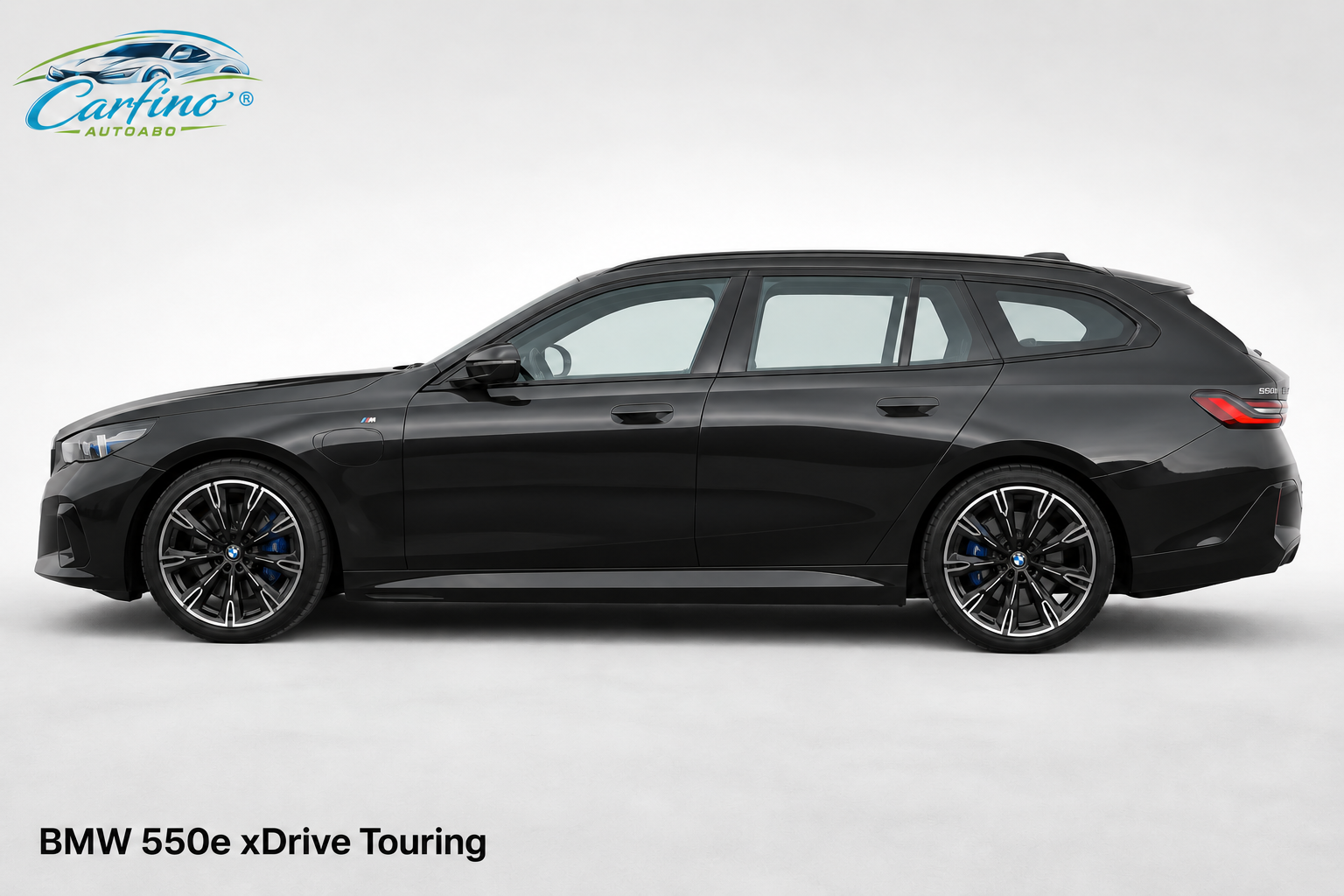 BMW 550e xDrive Touring in Saphirschwarz metallic – Seitenansicht mit Modellbezeichnung