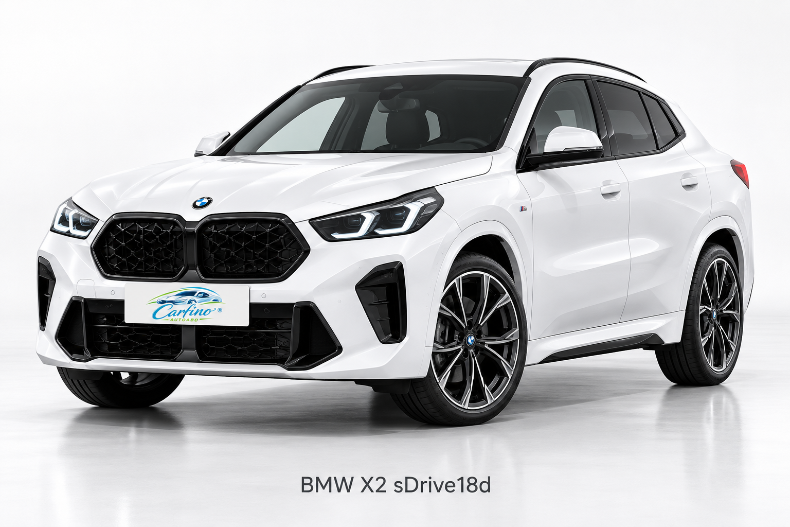 BMW X2 sDrive18d in Alpinweiss – Studioansicht mit Carfino-Kennzeichen