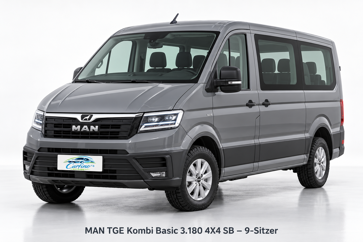 MAN TGE Kombi Basic 3.180 4X4 SB in Ascotgrau – Studioansicht mit Carfino-Kennzeichen