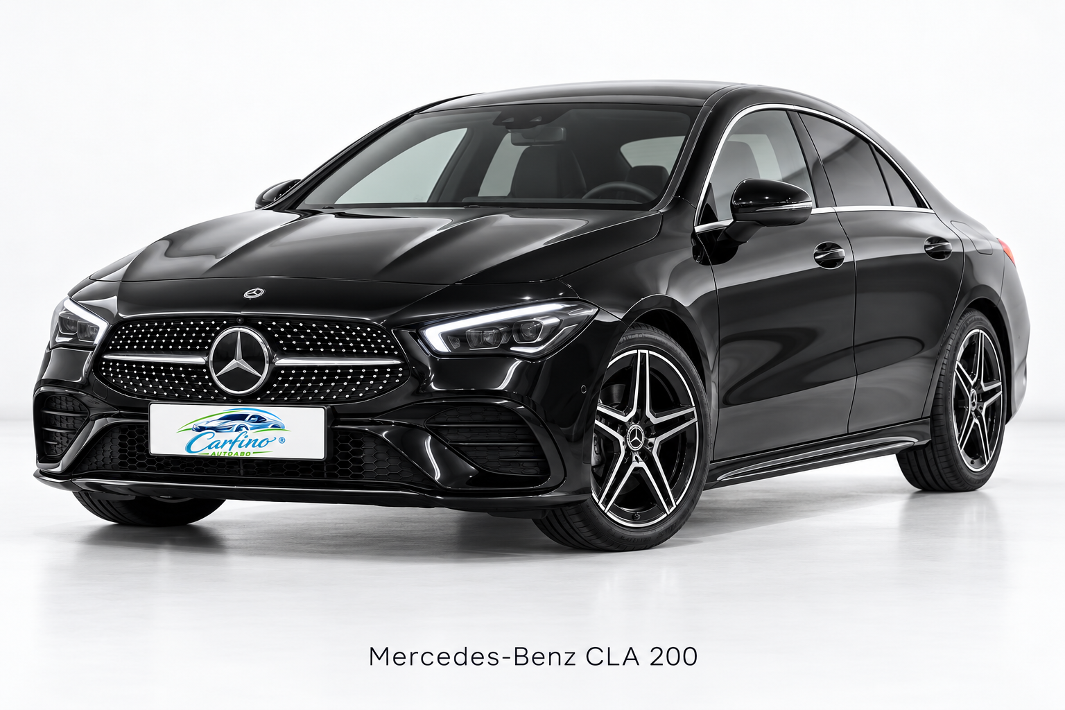 Mercedes-Benz CLA 200 in Nachtschwarz uni – Studioansicht mit Carfino-Kennzeichen