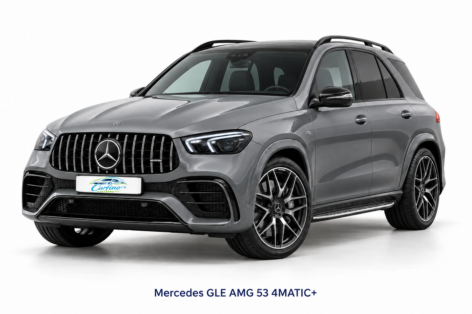 Mercedes GLE AMG 53 4MATIC+ in Alpingrau – Frontansicht im Studio mit Carfino-Logo im Kennzeichen und Modellbezeichnung