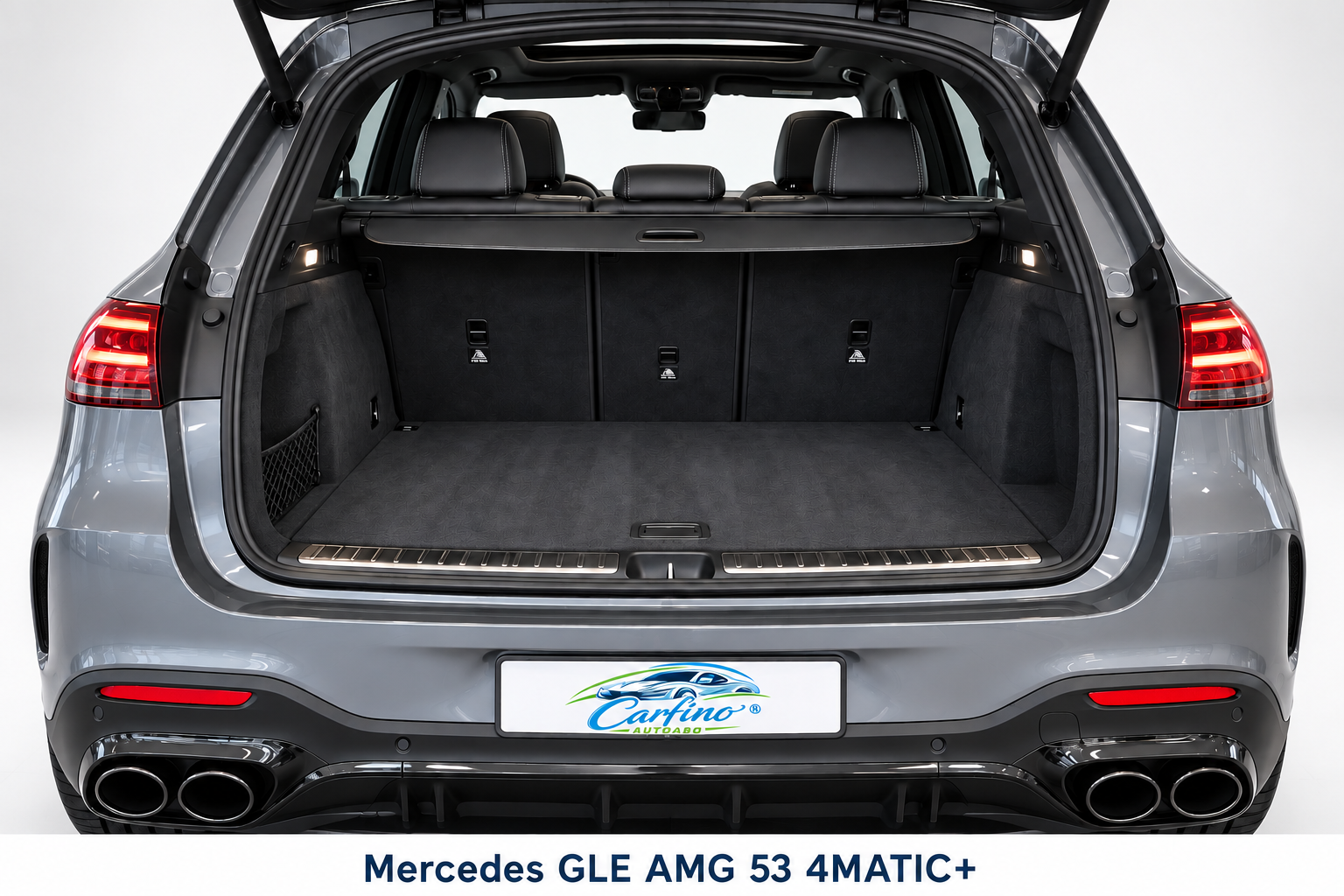 Mercedes GLE AMG 53 4MATIC+ – Gepäckraumansicht im Studio mit Carfino-Logo im Kennzeichen und Modellbezeichnung