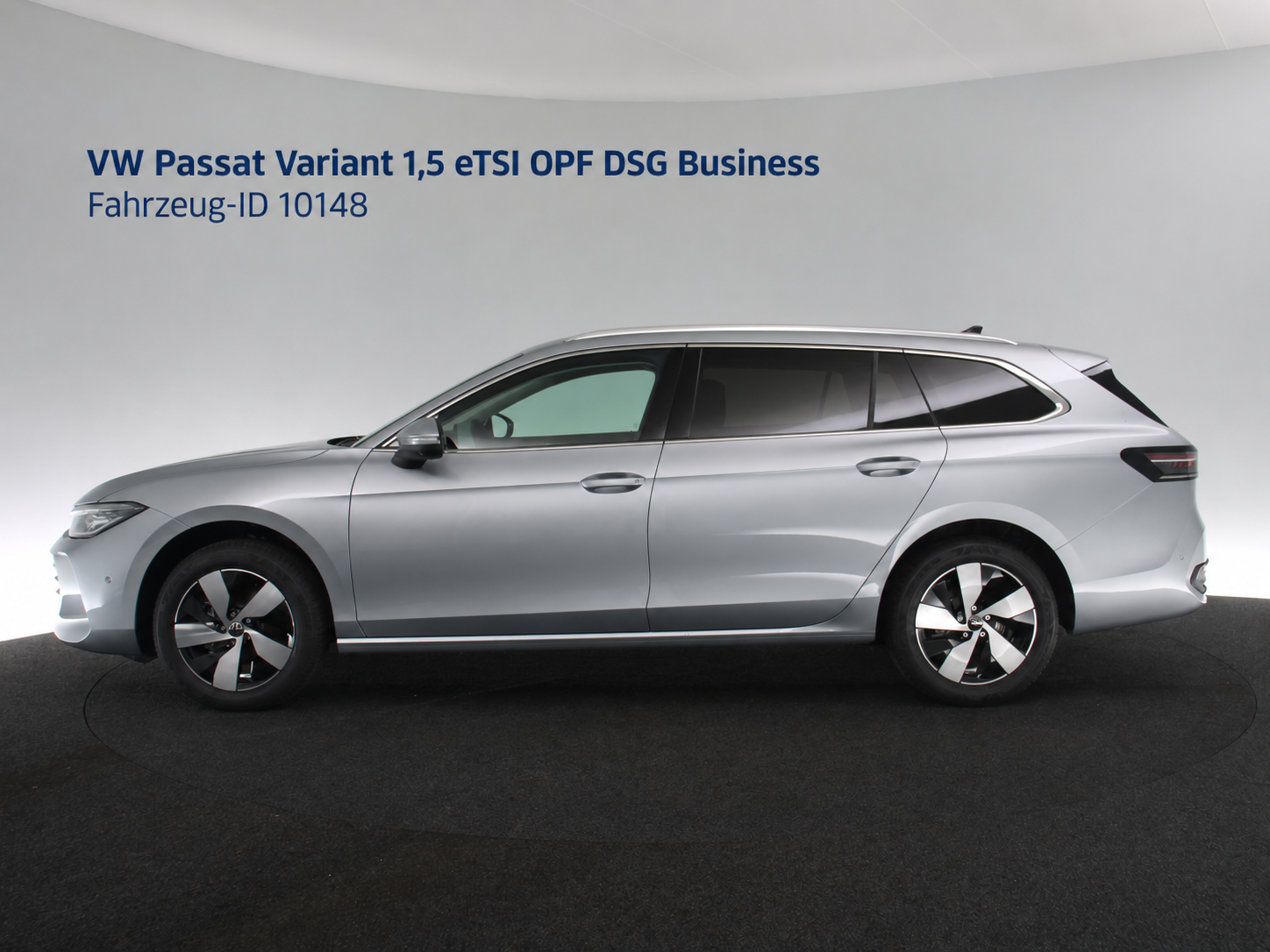VW Passat Variant 1,5 eTSI OPF DSG Business Seitenansicht im Studio