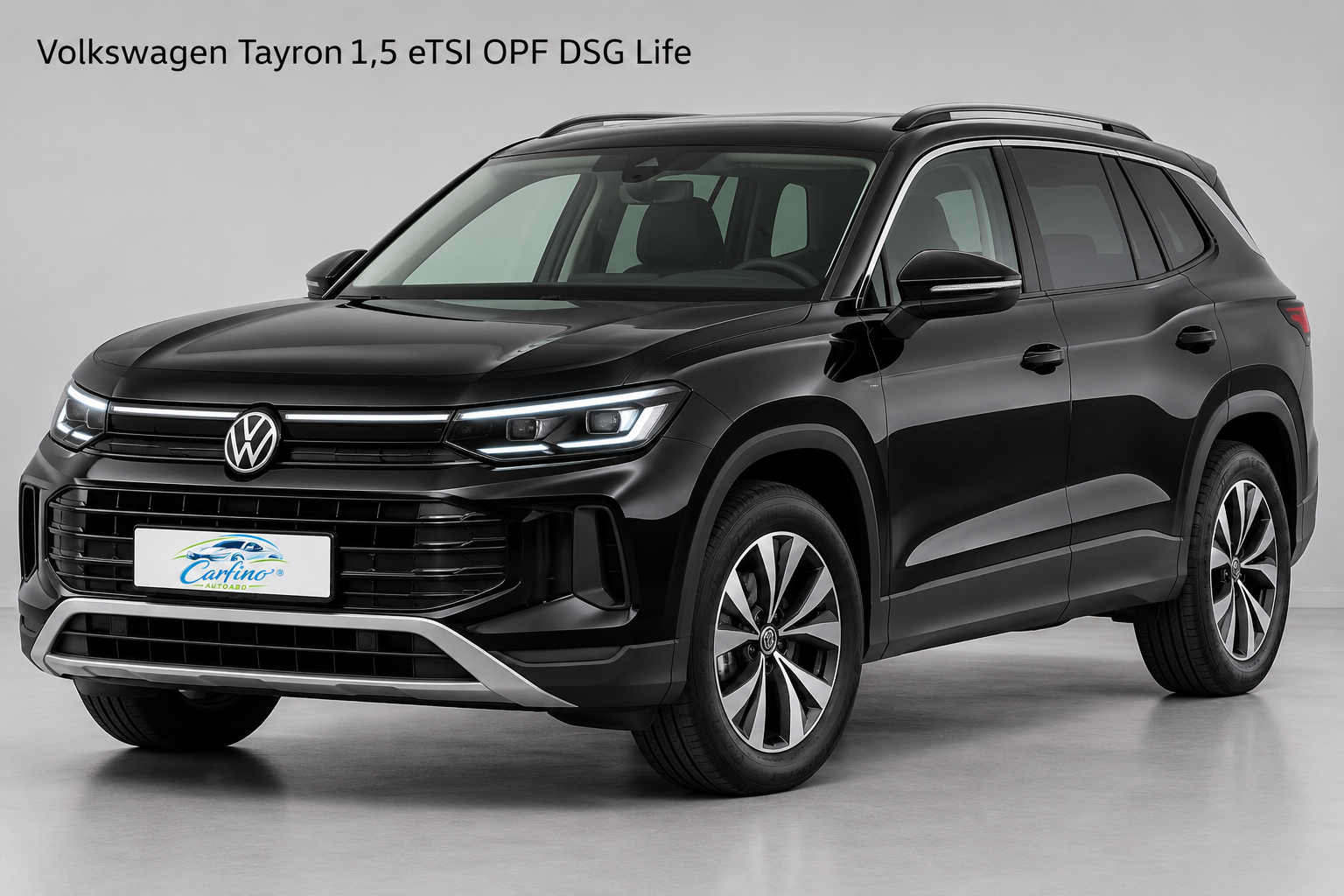 Volkswagen Tayron 1,5 eTSI OPF DSG Life in Grenadillschwarz Metallic – Frontansicht mit Carfino-Kennzeichen und Modellbezeichnung