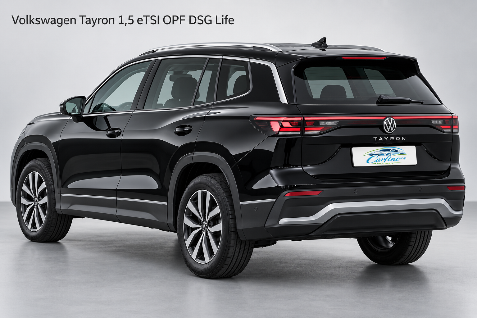 Volkswagen Tayron 1,5 eTSI OPF DSG Life in Grenadillschwarz Metallic – Heckansicht mit Carfino-Kennzeichen und Modellbezeichnung