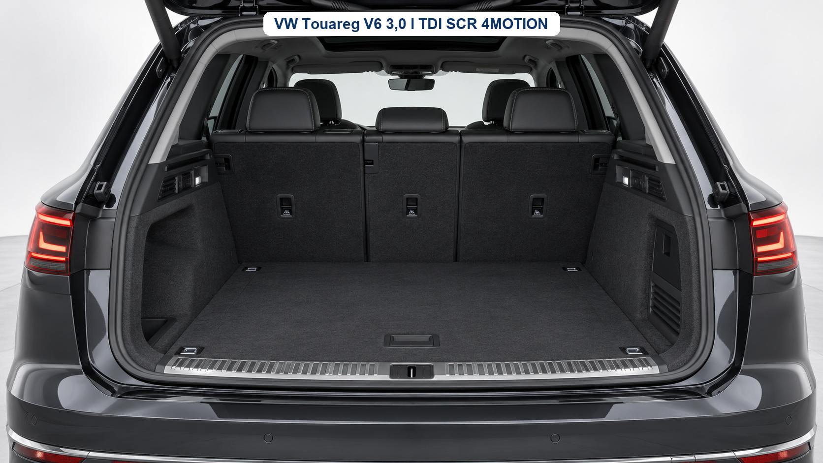VW Touareg V6 3,0 l TDI SCR 4MOTION – Gepäckraum mit Modellbezeichnung